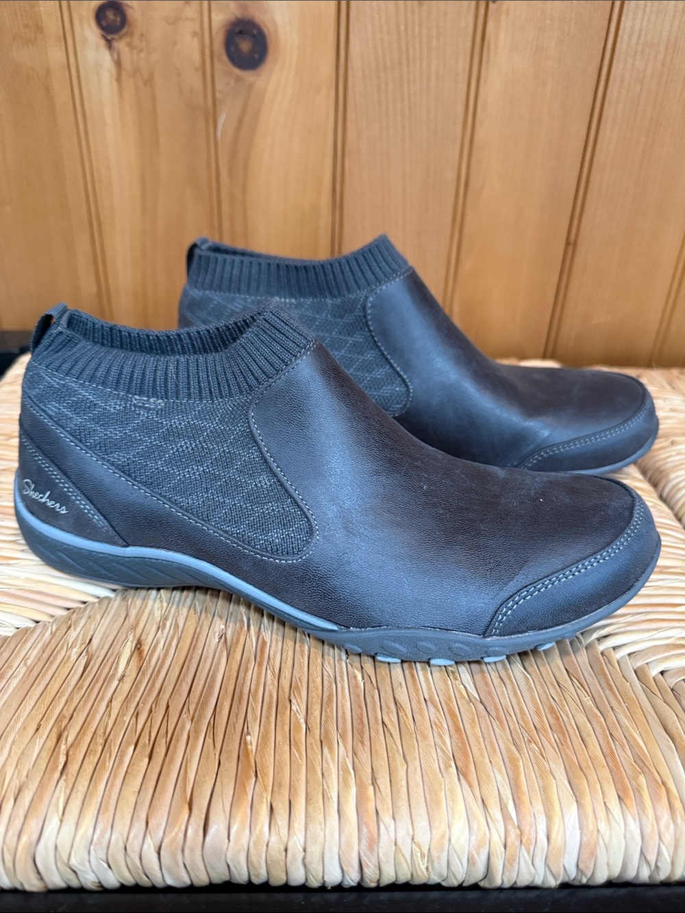 Skechers Women’s Breath Easy Slip-On Knit-Collar Casual Bootie. Size 8